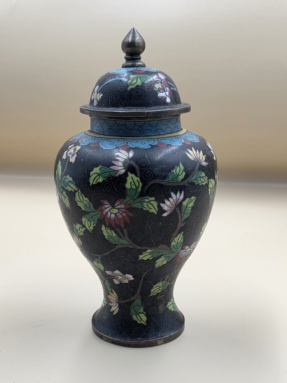 BEAUTIFUL LARGE ANTIQUE CHINESE CLOISONNE ENAMEL LIDDED JAR / VASE